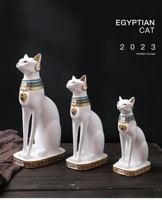 Vista dettagliata delle statue di gatto egiziano Bastet bianche e oro con base