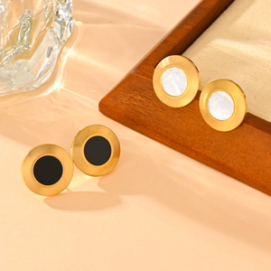 Textured gold-plated titanium earrings in black and white finish for a minimalist style