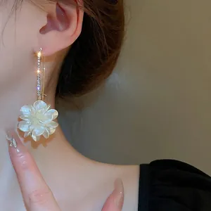 Boucles d'oreilles fleurs vintage avec perles blanches et détails en zircons