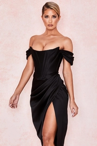Detailansicht eines schwarzen Satin-Abendkleids mit Corsagenoberteil und hohem Schlitz