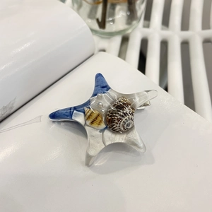 Barrette étoile de mer en résine dégradé bleu avec coquillages réels et perles blanches