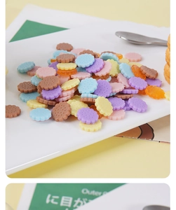 Macro-opname van 1,4 cm kleurrijke mini-hars biscuitmodellen in macaron-tinten voor DIY