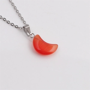 Détail de la chaîne argentée avec pendentif lune rouge orangé vif et éclat d'opale