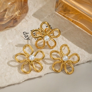 Ensemble bague et boucles d'oreilles fleur en acier doré 18K avec perles blanches