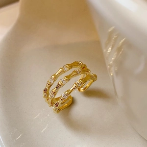 Bague élégante à trois couches dorées avec motif bambou et zircons blancs brillants