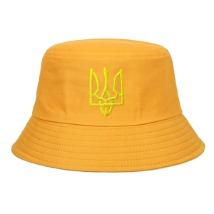 Détail de bob en coton jaune avec emblème ukrainien brodé et coutures de bord renforcées