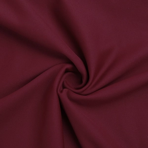 Vue détaillée du tissu de robe bordeaux avec texture plissée centrale élégante