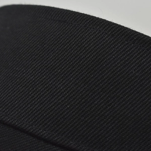 Nahaufnahme der schwarzen Twill-Gewebe-Struktur einer sommerlichen Sonnenkappe