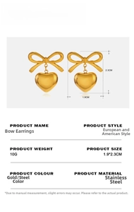 Vue détaillée des boucles d'oreilles nœud cœur dorées, taille 1,9x2,3cm et poids 10g