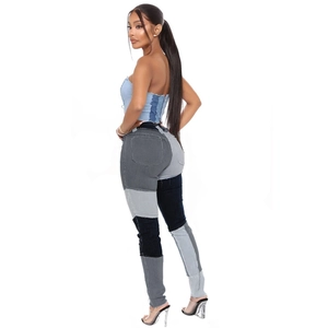 Completo in denim patchwork da donna con pantaloni a vita alta e top a tubo blu