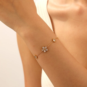 Elegantes vergoldetes Edelstahl-Kettenarmband mit Kristallblumen-Anhänger für Damen
