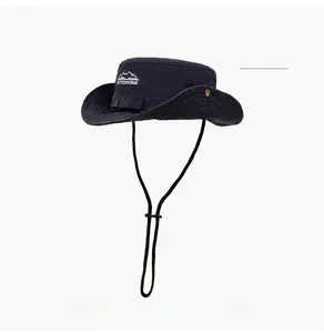 Détail d'un chapeau outdoor bleu marine avec broderie montagne et œillets de ventilation