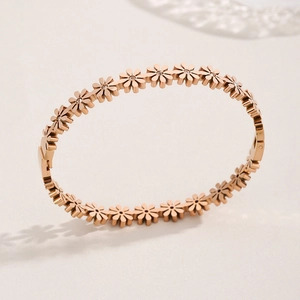 Rose gold daisy flower bangle made of stainless steel with sparkling crystal inlay