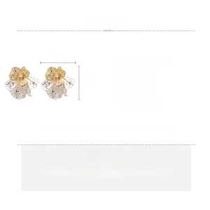 Makroansicht der Blumen-Ohrstecker mit Silberstift, Kupfer und Zirkonia-Material