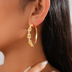 Macro shot of 18K gold plated U-shaped chain link hoop earrings with clear cubic zirconia
