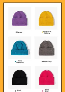 Vue détaillée de bonnets en maille côtelée en violet jaune bleu gris noir et rose