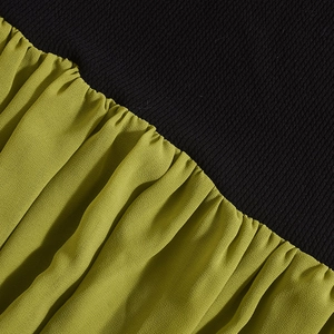 Detail aus schwarzem Rippstrick kombiniert mit olivgrünem Falten-Chiffon