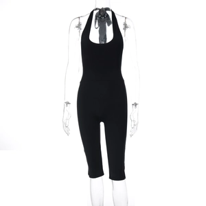 Détail de la combinaison dos nu noire avec découpes sexy sur un mannequin de couture