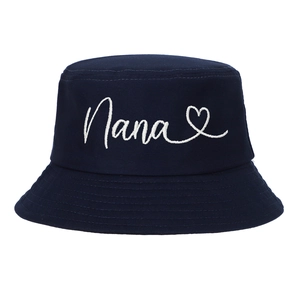 Chapeau bob en coton bleu marine avec broderie Nana blanche et motif de cœur