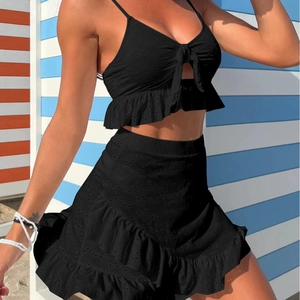 Bikini 3 pièces noir en broderie anglaise avec haut noué et jupe à volants chic