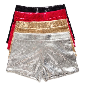 Detail der Pailletten-Shorts mit hoher Taille in Schwarz, Rot, Gold und Silber