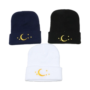 Bonnets en tricot bleu marine, noir et blanc avec broderie lune et étoiles jaunes tendance