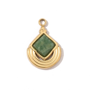 Détail du pendentif goutte doré bohème avec incrustation d'agate verte carrée