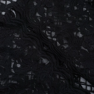 Vue macro de la dentelle florale noire avec texture résille et broderie transparente