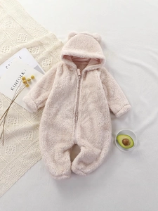 Combinaison bébé en polaire rose avec oreilles d'ours et fermeture éclair pour l'hiver