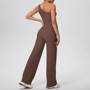 Détail d'un haut de yoga marron café à une épaule et d'un pantalon large vu de dos