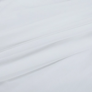 Gros plan sur la texture du tissu en maille blanche montrant les détails du tissage