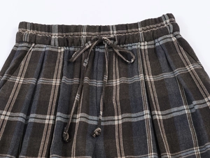 Detailansicht des elastischen Bundes mit verstellbarem Kordelzug an der karierten Hose