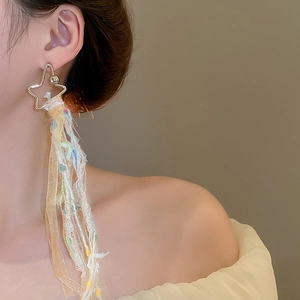 Gros plan de boucles d'oreilles étoile avec dentelle florale et détails en ruban jaune