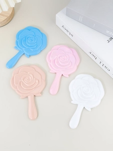 Set mit vier Mini-Handspiegeln in Rosenform in Pastellblau, Rosa und Weiß aus Kunststoff