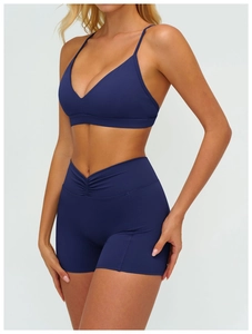 Détail du short de yoga bleu marine à taille haute avec design croisé et plissé au dos