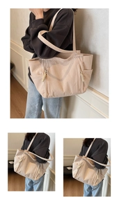 Collage verticale dei dettagli della borsa tote in velluto beige con zip a corda spessa