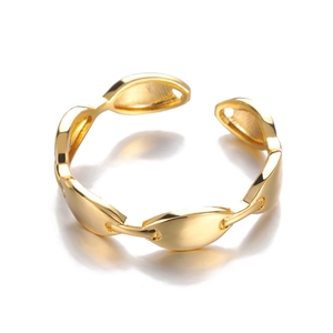 Detailed close-up of golden oval leaf chain links on an adjustable open ring