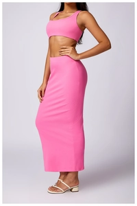 Dettaglio completo di gonna longuette rosa a vita alta e crop top in maglia opaca