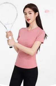 Dettaglio della maglietta sportiva rosa slim-fit da donna con girocollo traspirante