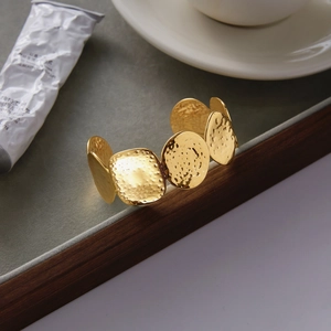 Bracciale rigido aperto in acciaio inossidabile 18K con finitura martellata e cerchi oro