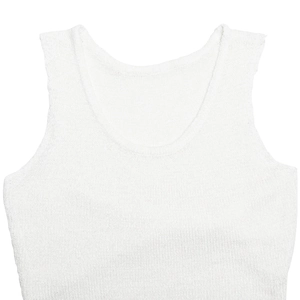 Gros plan d'une robe blanche sans manches en maille avec col en U et texture côtelée