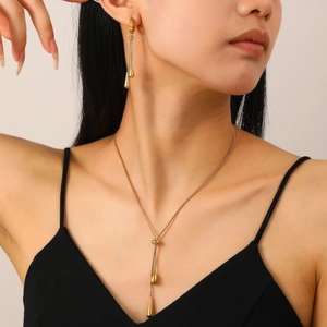 Elegantes Set aus goldener Tropfenkette und langen Quastenohrringen für Damen im Set