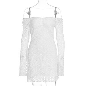 Détail de robe en dentelle blanche avec motif floral, épaules dénudées et bords ondulés