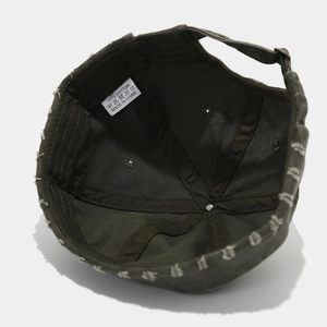 Bonnet Miki en coton vert olive avec bords effilochés et détails intérieurs vintage