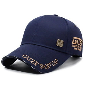 Casquette de baseball en coton bleu marine avec broderie dorée et badge métallique