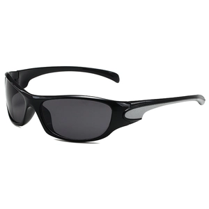 Lunettes de soleil de sport punk Y2K avec monture noire brillante et verres gris foncé