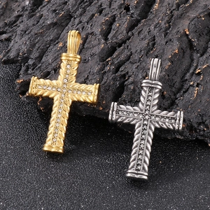 Collana hip hop con pendente a croce intrecciata e zirconi su sfondo di roccia nera