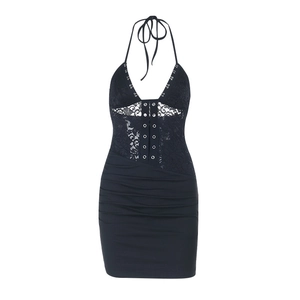 Robe longue moulante noire sexy avec dentelle, col en V, licou et détails froncés