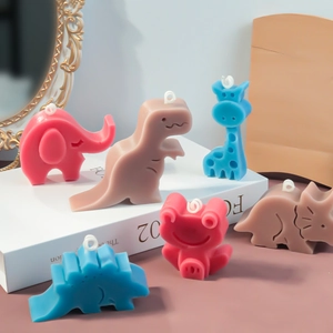 Groep schattige 3D-dierkaarsen met dinosaurus- en olifantfiguren voor decoratie