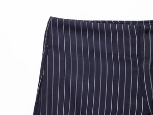 Detail der marineblauen Nadelstreifenhose aus Leinen mit Fokus auf Taillenverarbeitung
